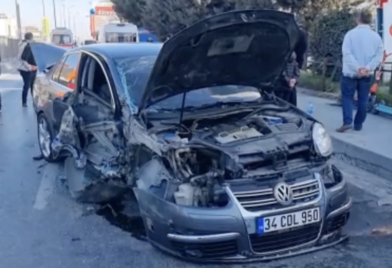 Avcılar'da feci kaza! Otomobil İETT otobüsüne sonra bariyerlere çarptı: 2 yaralı