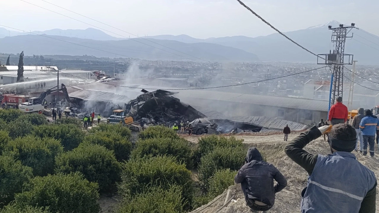 Hatay'da feci yangın: İşçi yatakhanesi alev aldı