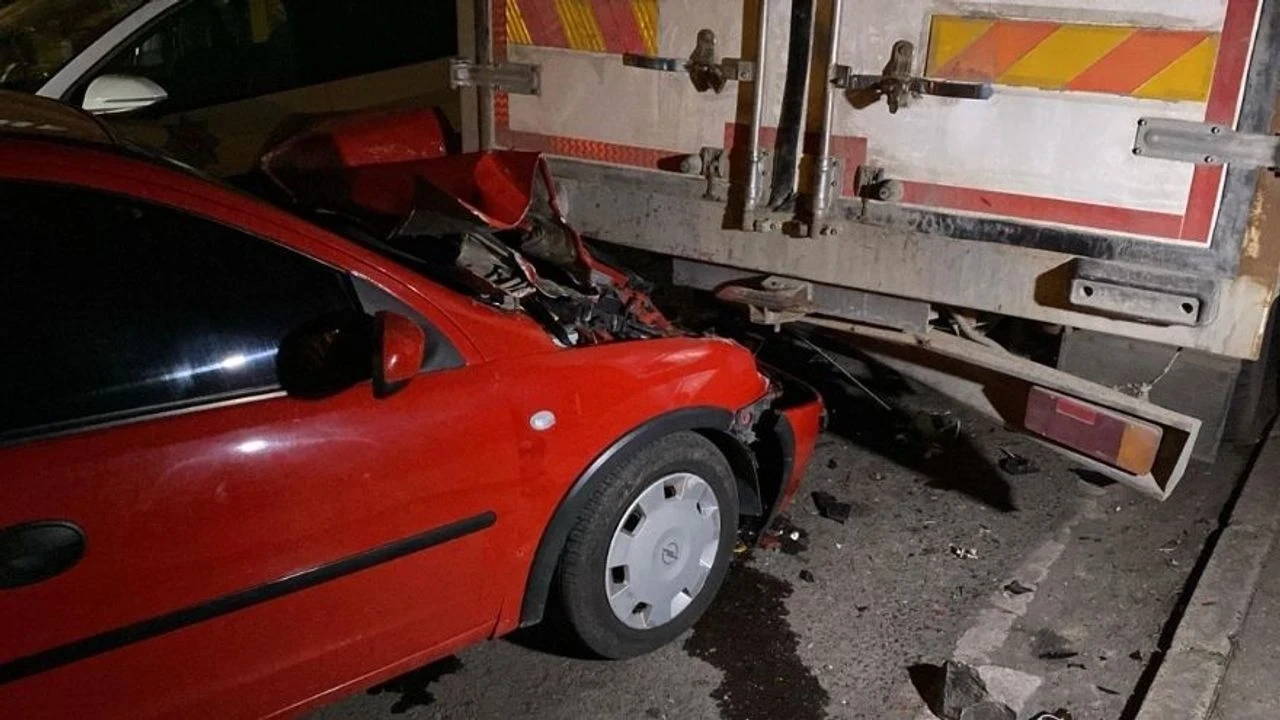 Tekirdağ'da ehliyetsiz ve alkollü sürücü tıra çarptı: 1'i çocuk 5 yaralı!