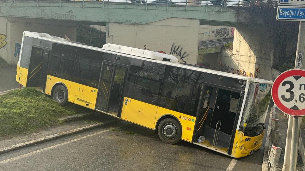 Beyoğlu'nda İETT otobüsü kazası: Bariyerlere çarparak durabildi