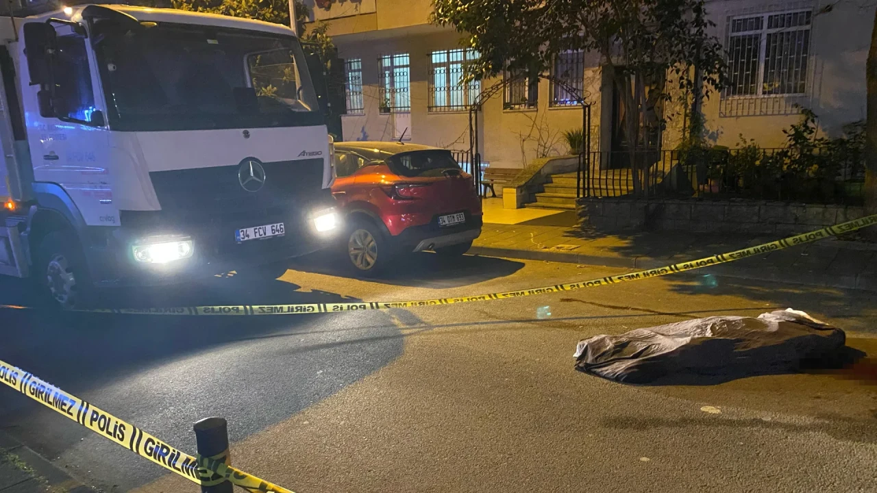 Kadıköy’de feci kaza! Çöp kamyonu geri geri gelirken yaşlı kadını ezdi