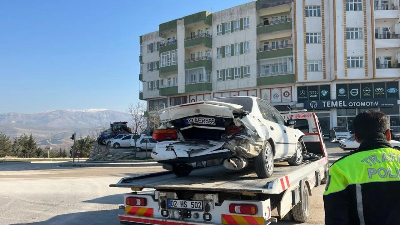 Adıyaman'da iki otomobil çarpıştı: Kazada 2 kişi yaralandı