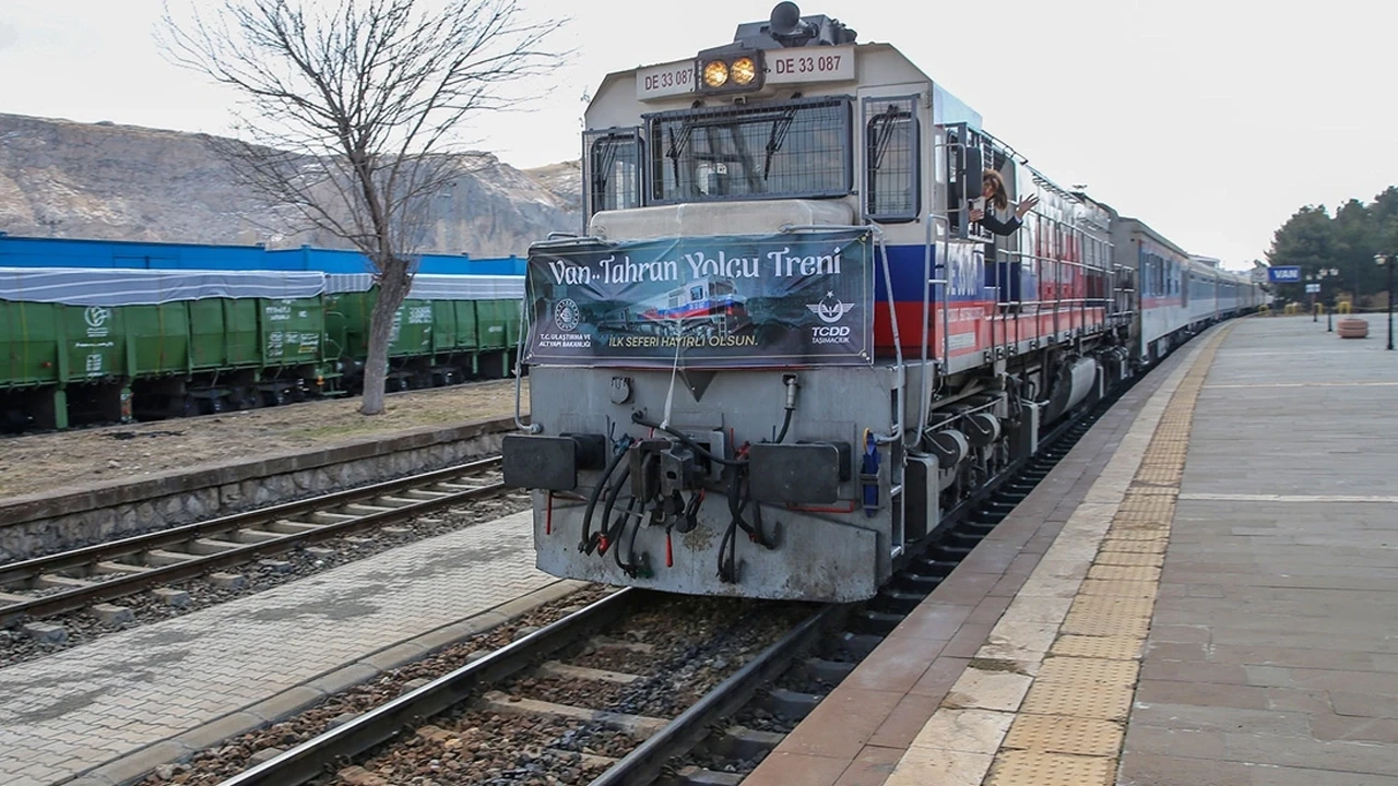 Van-Tahran tren seferleri başladı: Yolcular çiçeklerle karşılandı