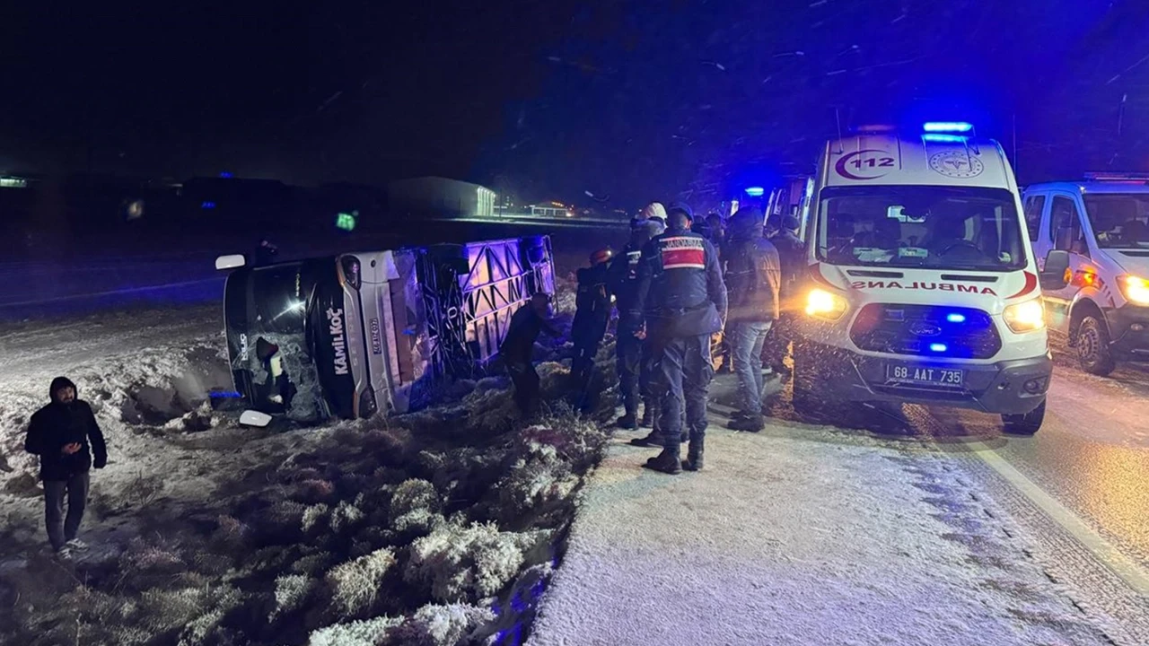 Aksaray'da yolcu otobüsü devrildi: 20 yaralı