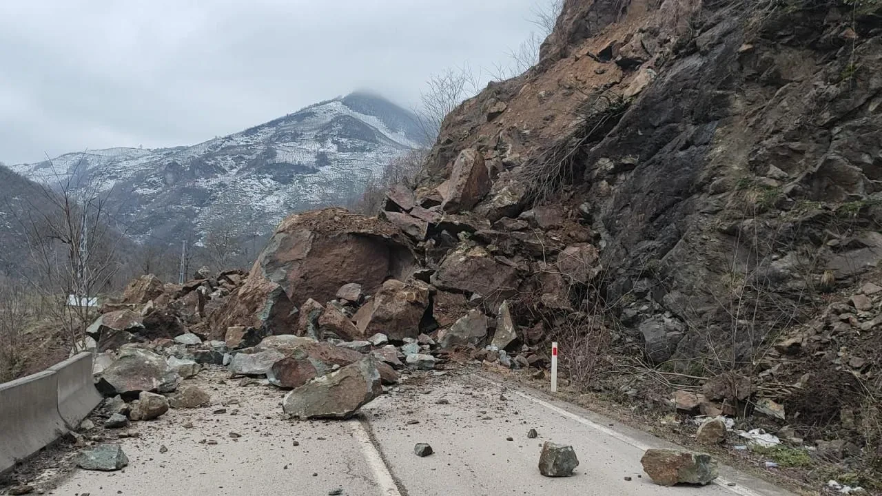 Ordu'da heyelan: 3 ilçenin yolu ulaşıma kapandı