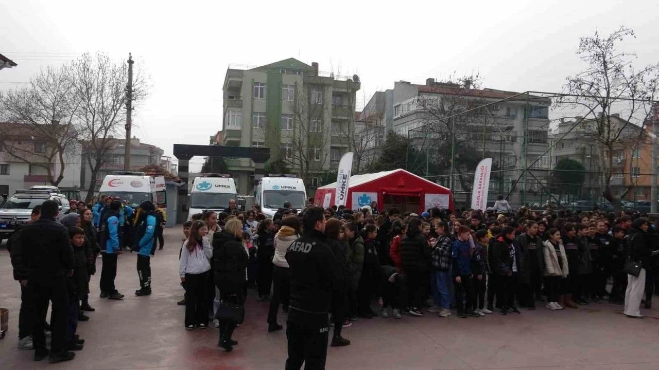 Gerçeği aratmayan deprem tatbikatı: Öğrenciler canlı kurtarma anları yaşadı!