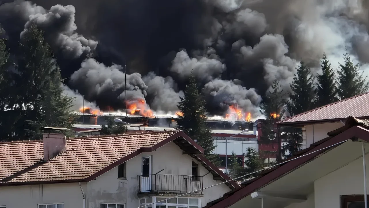 Bolu'da orman ürünleri fabrikasında yangın: İtfaiye ekipleri müdahale ediyor