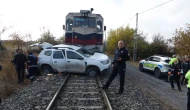 Yük treni hemzemin geçitte hafif ticari araca çarptı: 2 yaralı