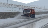 Yoğun kar fırtınası 21 yolu ulaşıma kapattı