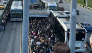 İstanbul'da metrobüs krizi: Yolcular arıza nedeniyle tahliye edildi