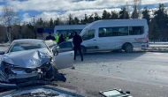 Erzurum'da servis aracı ile otomobil kafa kafaya çarpıştı: Çok sayıda yaralı var!