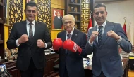 MHP lideri Devlet Bahçeli, boks eldiveniyle poz verdi!