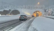 Düzce'de kar fırtınası nedeniyle Bolu Dağı trafiğe kapandı!