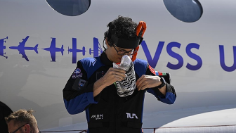 Astronot Atasever, Filistin halkının yaşadığı eziyeti sembolize etmek için kefiye taşıdı