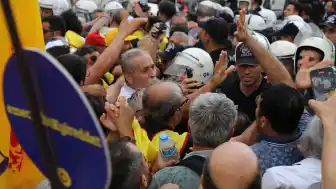 Eğitim Sen’den Bakanlık önünde protesto gösterisi: Polis müdahale etti