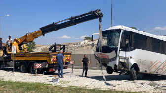 Freni patlayıp kontrolden çıkan midibüs 2 metre yükseklikten düştü: 15 yaralı