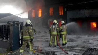 Beylikdüzü'ndeki fabrika yangını: 14 saattir alevlere teslim!