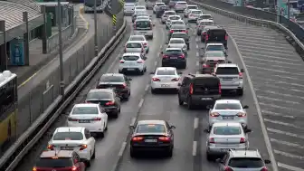 İstanbul'da bir sürücü yol vermeyen diğer sürücünün lastiklerini patlattı