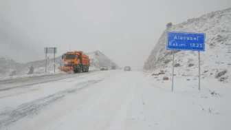 Konya’da kar yağışı etkili oldu: Bazı kara yolları trafiğe kapandı