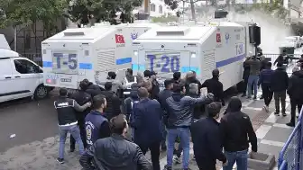 Şanlıurfa Halfeti Belediyesi önünde polislere taşlı saldırı