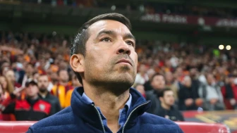 Beşiktaş'ta Giovanni van Bronckhorst, 4 futbolcunun biletini kesti