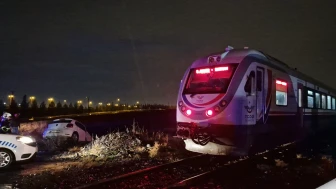 Hemzemin geçitte korkutan kaza: Tren otomobile çarptı!