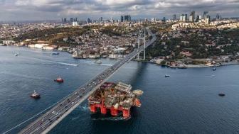 İstanbul Boğazı'ndan dev petrol platformu geçti: Tam 120 metre boyunda