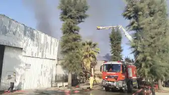 İzmir'de kimya fabrikasında yangın çıktı! Kurtarma çalışmaları sürüyor