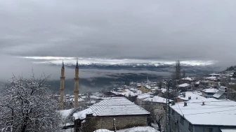 Adana'da kar yağışı etkili oluyor