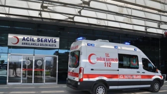 Okul servisi devrildi! Öğrenciler hastaneye kaldırıldı