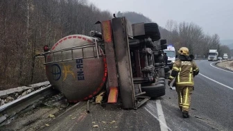 İnegöl’de tanker devrildi: Sürücü hayatını kaybetti, asit dereye karıştı