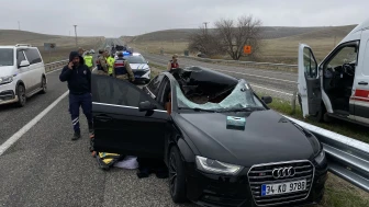 Diyarbakır'da kaza: Tırdan fırlayan lastik, otomobile çarptı, 1 kişi hayatını kaybetti