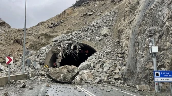 Erzurum-Artvin karayolunda heyelan: Yol kısa süreliğine kapandı