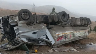 Petrol yüklü tanker devrildi: Faciadan dönüldü!