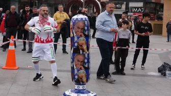 İsrail'in saldırılarını protesto eden üniversite öğretim üyesi, Netanyahu'yu yumrukladı