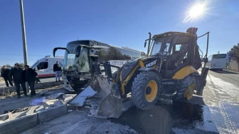 Nevşehir'de turistleri taşıyan otobüs iş makinesine çarptı: 6 yaralı