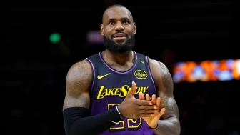 LeBron James'in yaptığı triple-double galibiyet için yetmedi