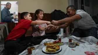 Evlatlarına tek başına bakıp yemek yapan baba, sosyal medyada büyük ilgi gördü