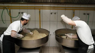 Üsküdar Belediyesi, aşevlerinde her gün 5 bin 300 kişiye sıcak yemek dağıtıyor