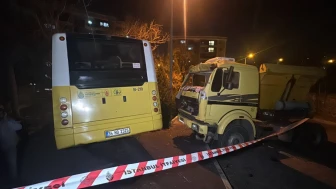 Başakşehir'de halk otobüsü park halindeki kamyona çarptı