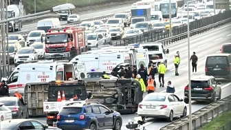 Sarıyer'de feci kaza: Okul servisi devrildi!