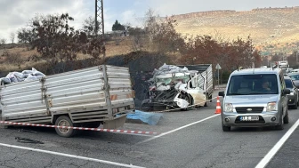 Gaziantep'te feci kaza: Kamyonet tıra çarptı,1 kişi hayatını kaybetti