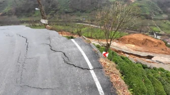 Rize'de sağanak sonrası yol çöktü, elektrik kesildi