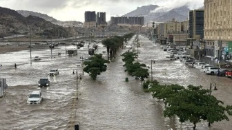 Suudi Arabistan'da şiddetli yağış felaketi: Mekke, Medine ve Cidde kırmızı alarmda!