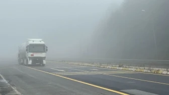 Sürücülere uyarı: Bolu Dağı’nda görüş mesafesi 30 metreye düştü!