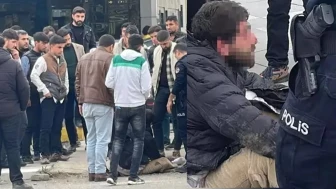 Yoldan geçenleri bıçakla tehdit eden şüpheli, mahalleli tarafından dövülüp polise teslim edildi