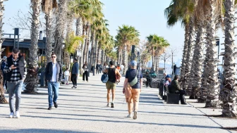 Antalya sahillerinde güneşli hava sahilleri doldurdu!