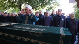 İngiltere’de hayatını kaybeden Türk akademisyen İzmir’de toprağa verildi