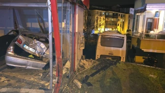 Ereğli’de freni boşalan midibüs, apartman boşluğuna düştü: 2 yaralı