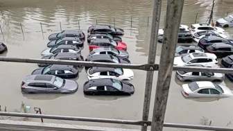 İstanbul'da sağanak yağış hayatı felç etti: Sarıyer'deki sıfır araçlar su içinde yüzdü!